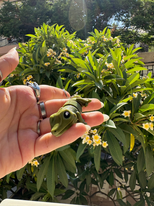 Articulated geko keychain