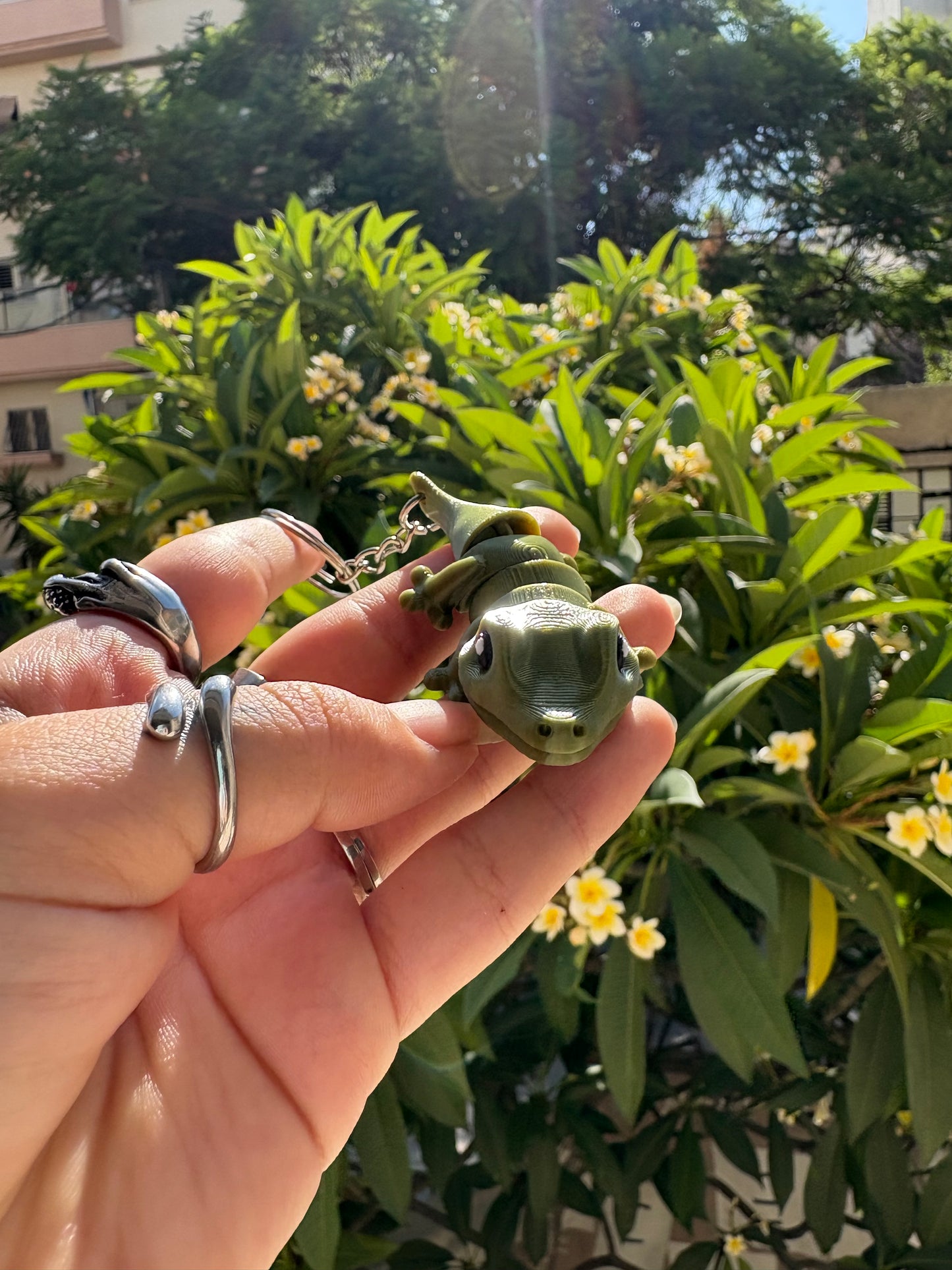 Articulated geko keychain